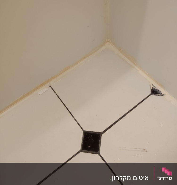 פינת קיר עם אריחים לבנים ורובה